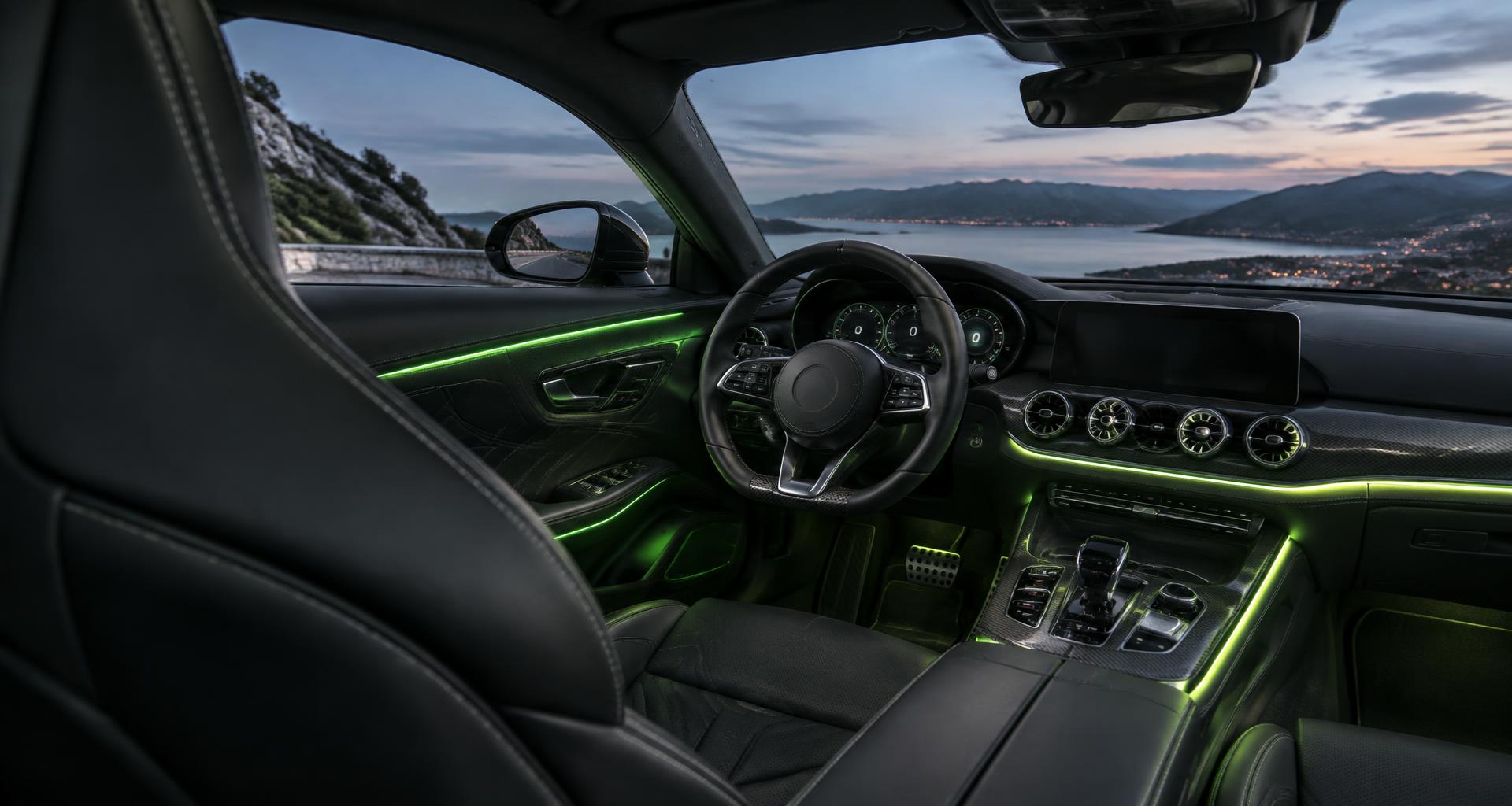 Sportliches Auto-Interior mit grüner Ambient-Beleuchtung